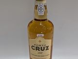 une bouteille d'alcool posée sur une table