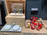 une table sur laquelle sont posées plusieurs flacons de parfum