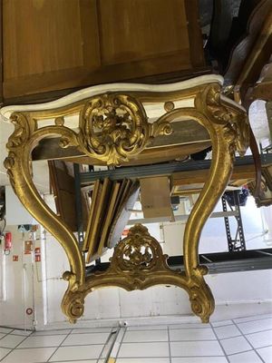 une table dorée surmontée d'un miroir