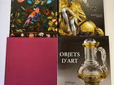 deux livres posés sur une table sur laquelle se trouve un vase