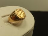 une chevalière en or ornée d'une étoile en or