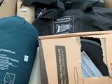 une boîte en carton contenant des vêtements et d'autres objets