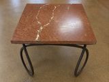 une petite table avec un plateau en marbre dans une pièce