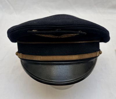 un chapeau noir orné d'une bande dorée