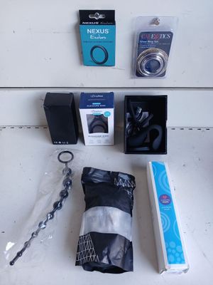 de nombreux objets posés sur la table, notamment un appareil photo, un étui pour appareil photo et d'autres objets