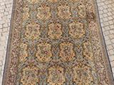 un tapis persan ancien posé sur un sol pavé