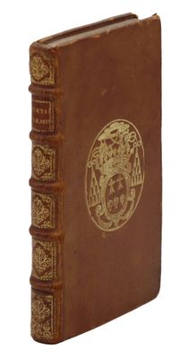 un vieux livre marron avec un motif doré sur la couverture