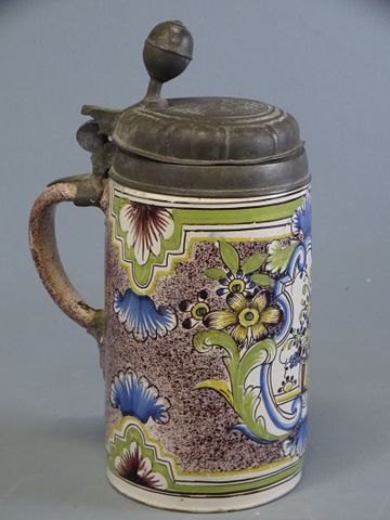 Chope cylindrique en faïence datée 1772 sur le couvercle en étain...