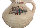 un vase blanc sur lequel est représenté un homme et une femme