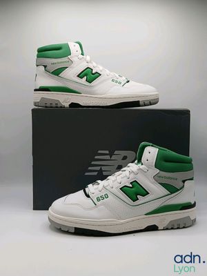 Chaussures New Balance blanches et vertes présentées dans une boîte