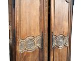 une image représentant une armoire en bois avec deux portes de chaque côté