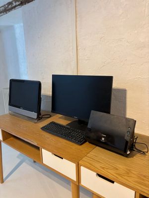 un bureau sur lequel sont posés deux écrans d'ordinateur et un clavier