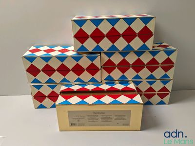 trois boîtes sont empilées sur une table