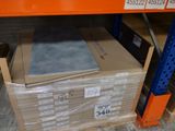 un ordinateur portable posé sur une boîte dans un magasin