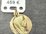 l'image d'une médaille d'or sur laquelle figure le visage d'une femme