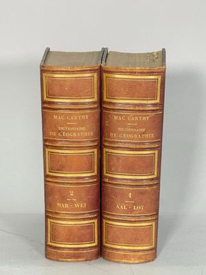 deux vieux livres posés l'un sur l'autre sur une table