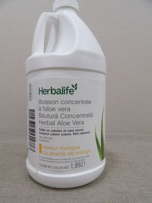 un gallon de liquide posé sur une table