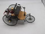 une petite maquette de voiture posée sur une surface blanche