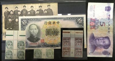 une vitrine sur laquelle sont exposées de nombreuses devises asiatiques