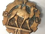 une image représentant une plaque en bronze sur laquelle figure un chameau