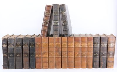 plusieurs vieux livres sont empilés sur une étagère