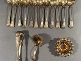 beaucoup de cuillères en argent et de cuillères à soupe sur une table