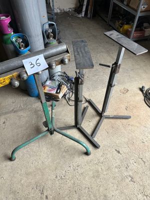 une table sur laquelle est posé un panneau, dans un garage