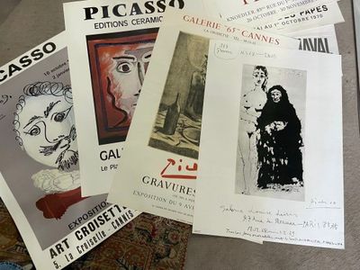 de nombreuses affiches posées par terre dans le salon