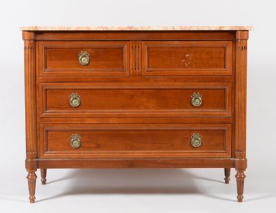 Commode en bois naturel mouluré, reposant sur des pieds toup…