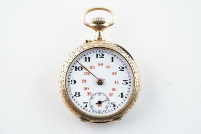 une montre de poche en or avec un cadran blanc sur une surface blanche