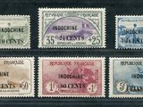 quatre timbres différents, de couleurs variées, sur fond noir