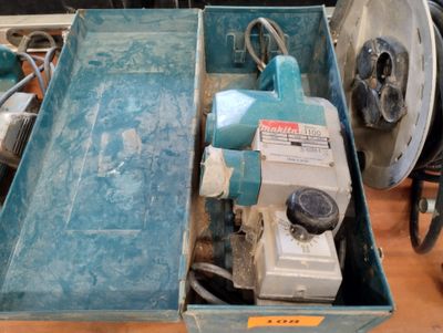 une boîte bleue contenant une machine, posée sur une table
