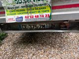 une affiche à l'arrière d'un camion faisant la promotion d'une entreprise