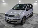 la photo d'une petite voiture argentée garée dans un garage
