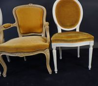 Paire de chaises en bois peint blanc mouluré à dossier médai… (photo 4)