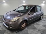 la photo d'une voiture garée dans un garage