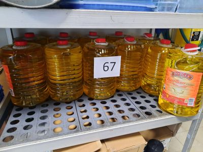 de nombreuses bouteilles d'huile sur une étagère dans un magasin