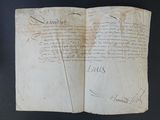 un gros plan d'un morceau de papier sur lequel on a écrit