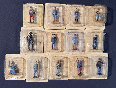 de nombreuses figurines en plastique représentant des hommes dans différentes tenues