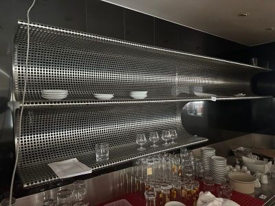 une cuisine où il y a beaucoup de vaisselle et de verres sur le plan de travail