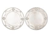 paire d'assiettes plaquées argent, ornées de motifs décoratifs de chaque côté
