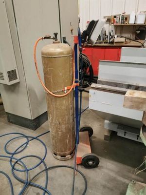 une photo d'un filtre à eau dans un garage