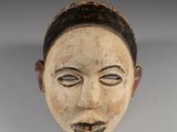 une image représentant un masque en bois sur un fond blanc