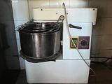 une photo d'une cuisine avec une casserole sur la cuisinière