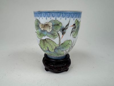 un vase bleu et blanc orné d'un oiseau et de fleurs