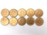 un groupe de six pièces d'or posées sur une surface blanche