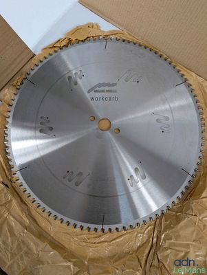 une photo d'une lame de scie circulaire dans une boîte en carton