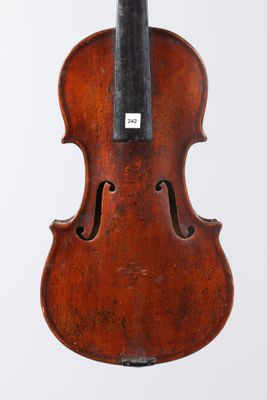 un vieux violon avec un archet accroché à son dos