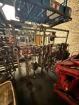 tout un tas d'outils qui traînent dans une pièce