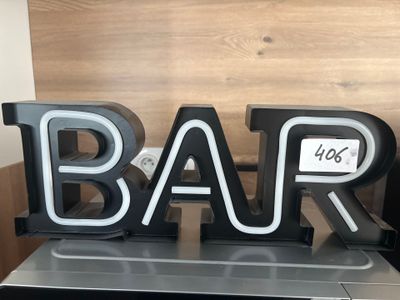 une pancarte sur laquelle est inscrit « bar » posée sur un ordinateur portable